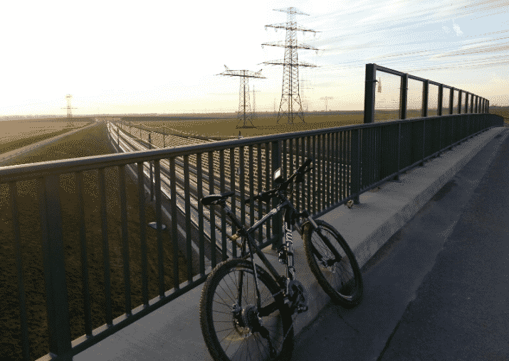 Fahrrad auf BahnbrÃ¼cke