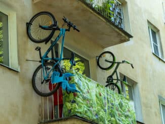 Fahrräder in der Fahrradgarage auf dem Balkon