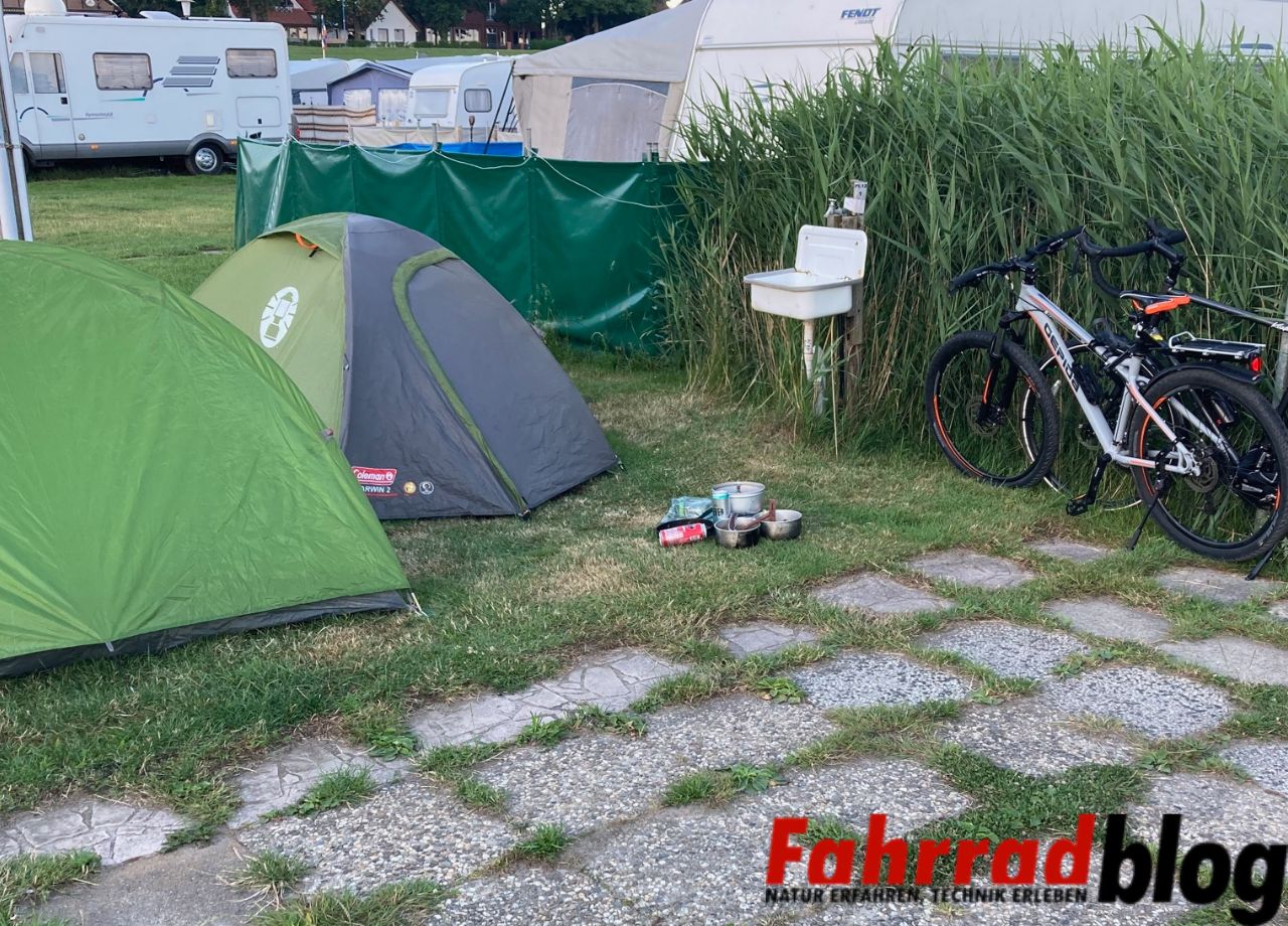 Fahrrad und Camping mit Zelt